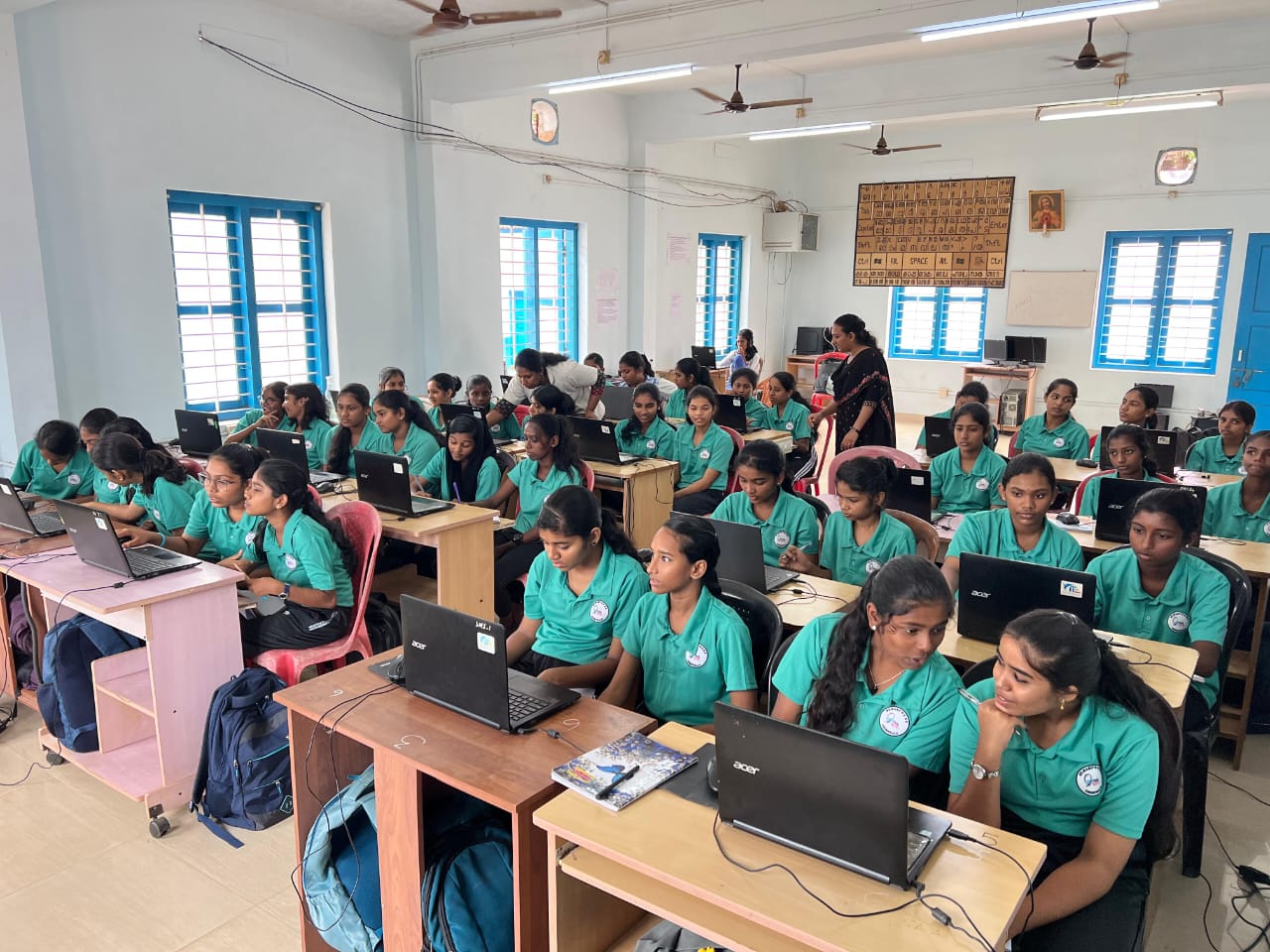 High School Computer Lab — photo 3